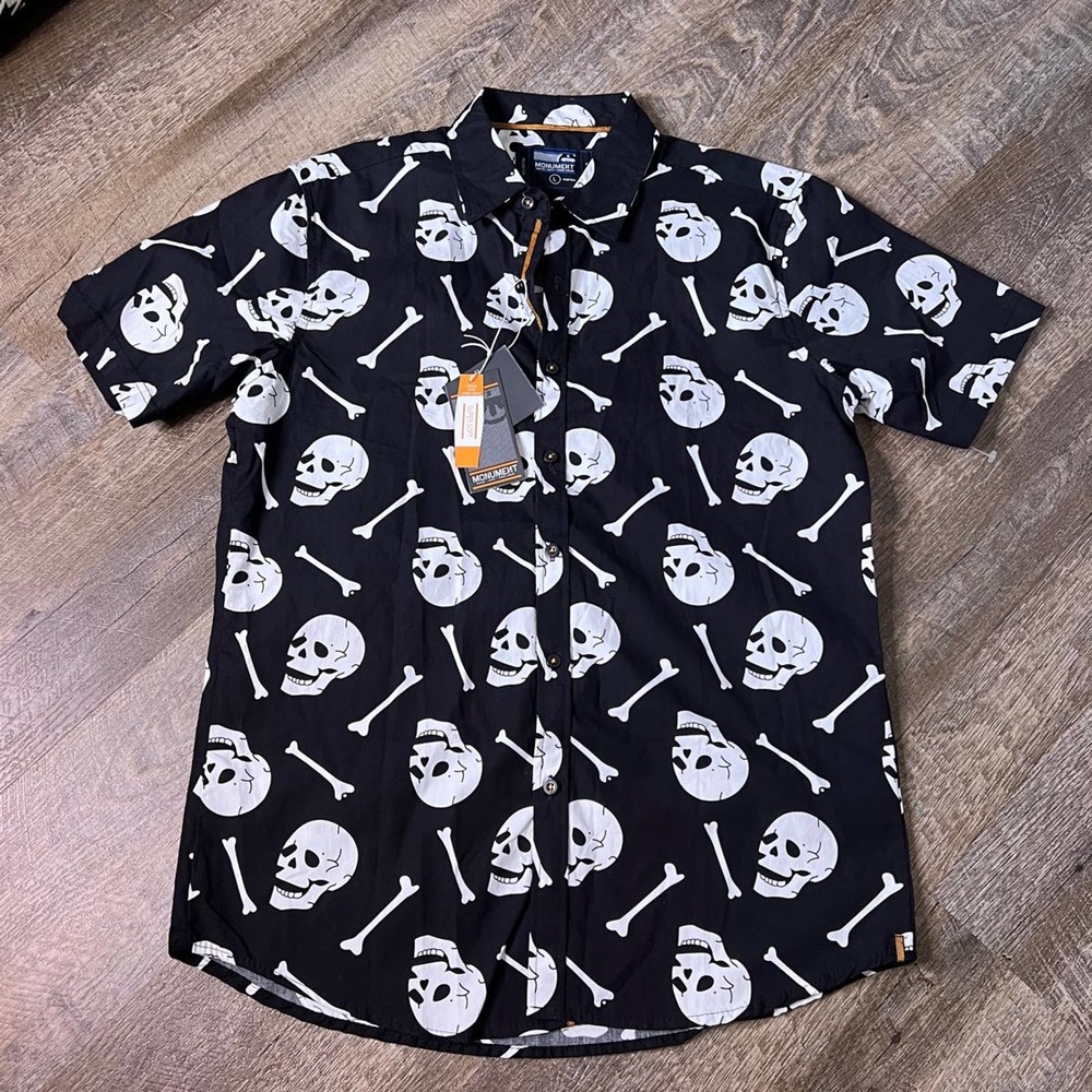 Monument Halloween Short Sleeve Button-Up-Size Large Skulls